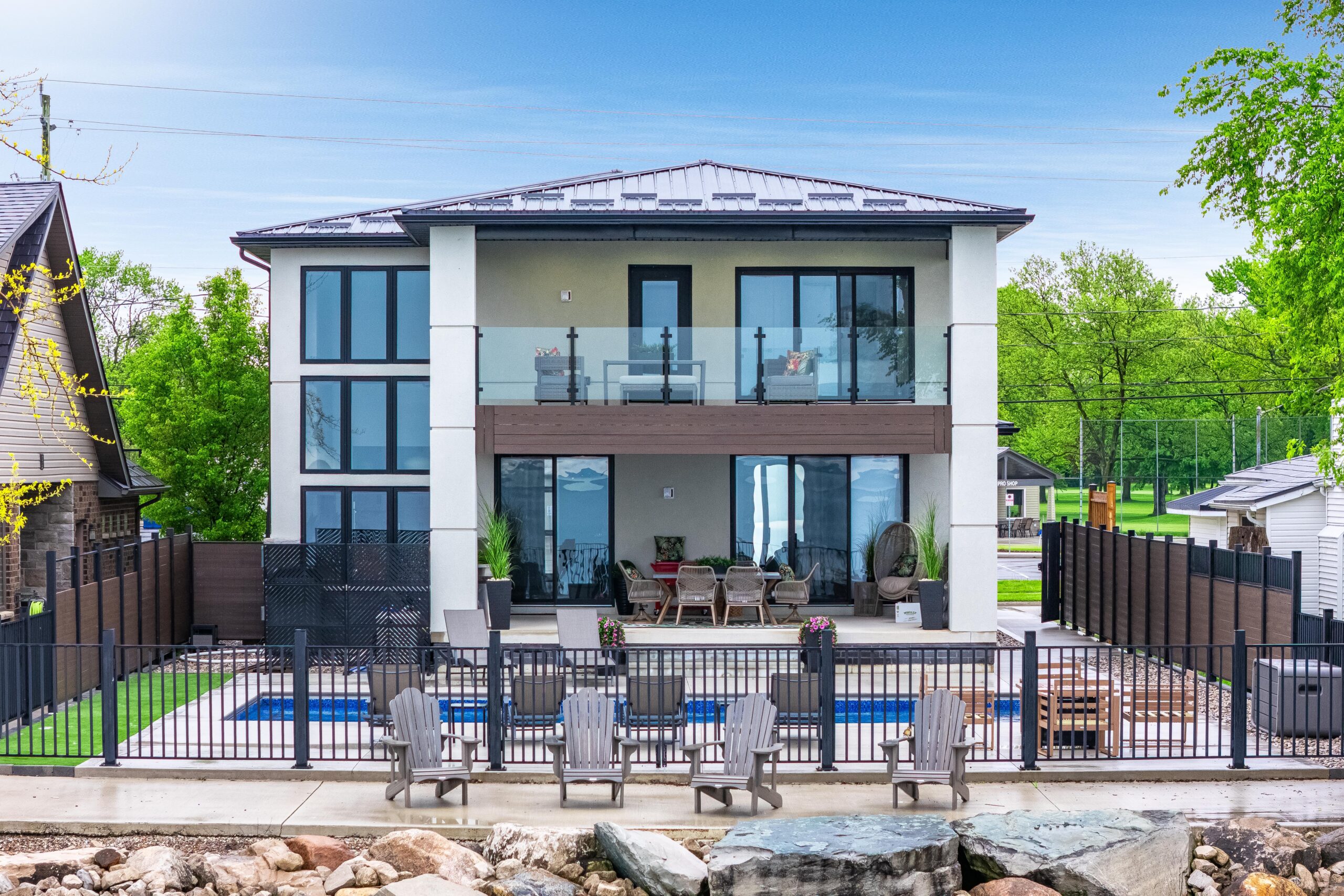 Vogue Vista Lake Estate <b> on Lake Erie